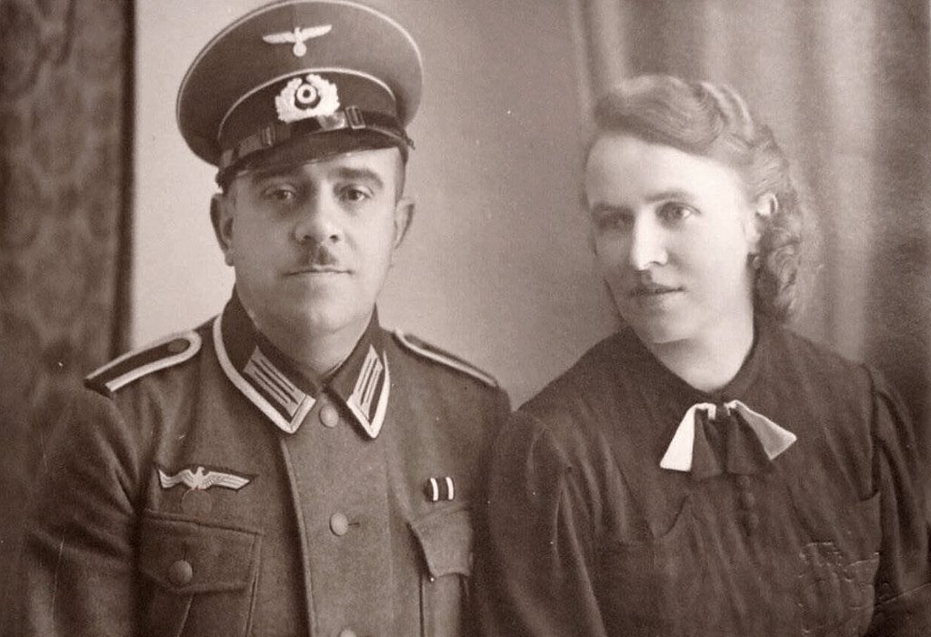  altes Foto - Portrait Soldat mit seiner Frau.jpg. 
