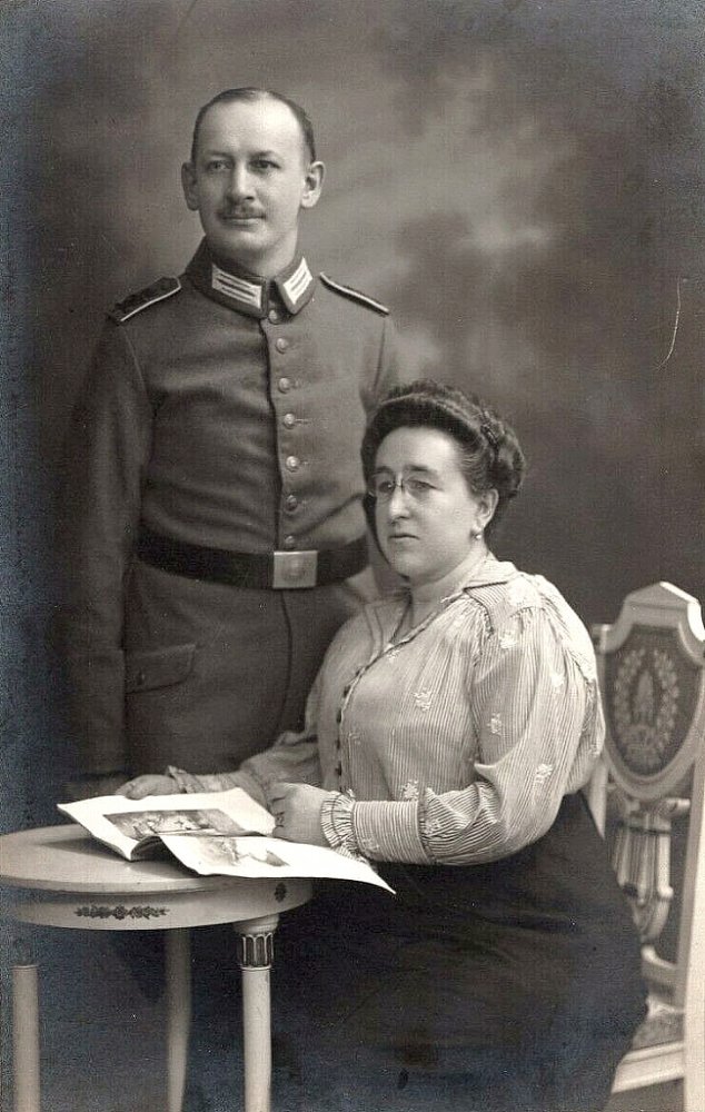  Foto Soldat mit Frau.jpg. 