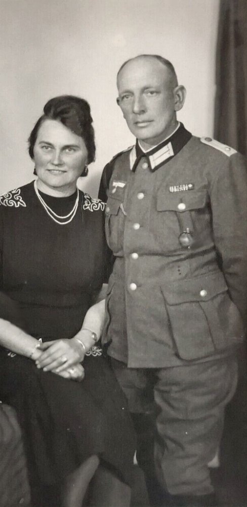  Foto Leutnant der Wehrmacht mit seiner Frau.jpg. 