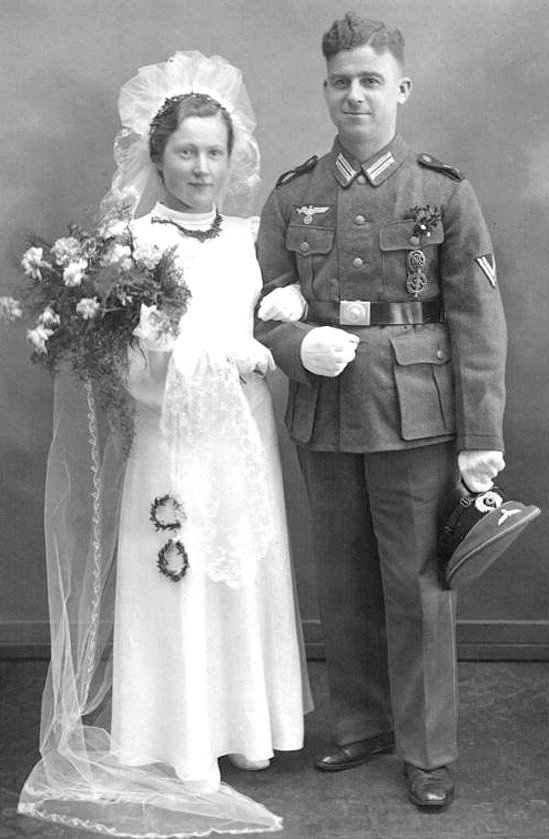 Braut mit einem Wehrmachtssoldaten_.jpg. 