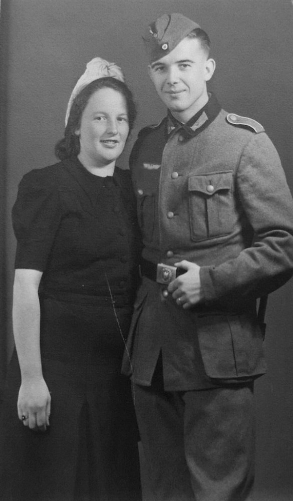  Dame mit Soldat der Wehrmacht.jpg. 