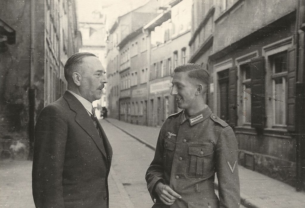  Wehrmachtssoldat im Gesprach mit seinem Vater.jpg. 