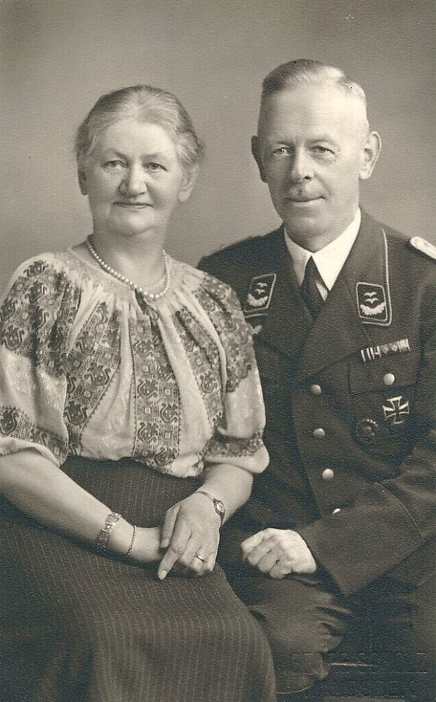  Oberleutnant mit Frau.jpg. 