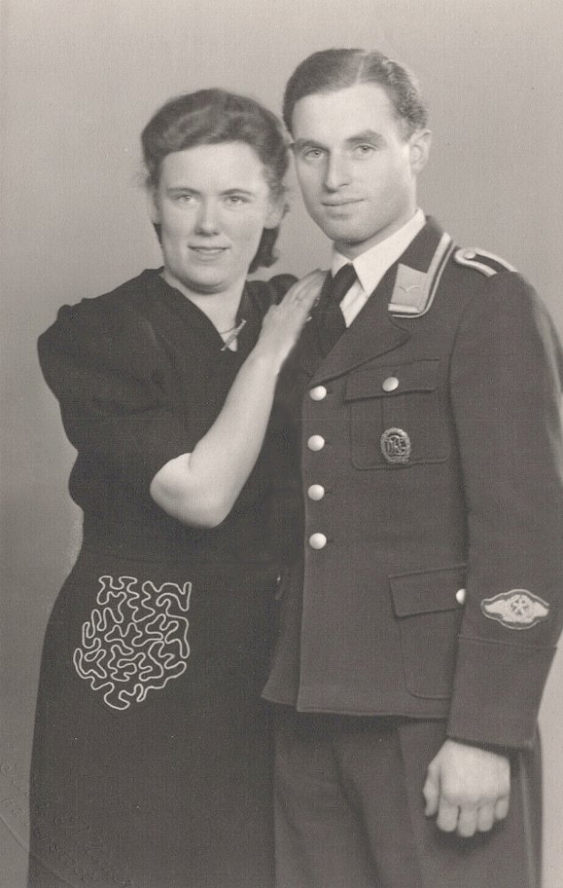  Luftwaffensoldat mit seiner Dame.jpg. 