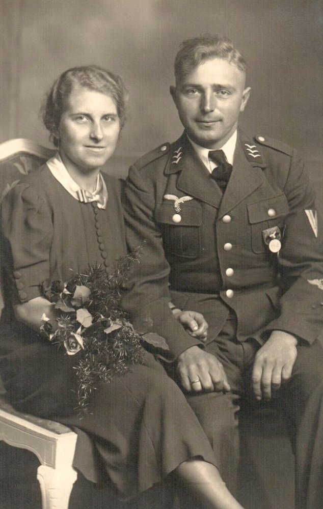  Eine Frau mit ihrem Mann einem Soldaten der Wehrmacht.jpg. 