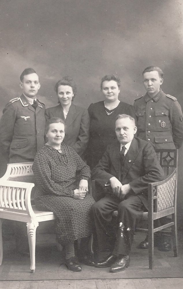  Mutter, Vater, zwei Damen und zwei Sohne eines Wehrmachtssoldaten.jpg. 