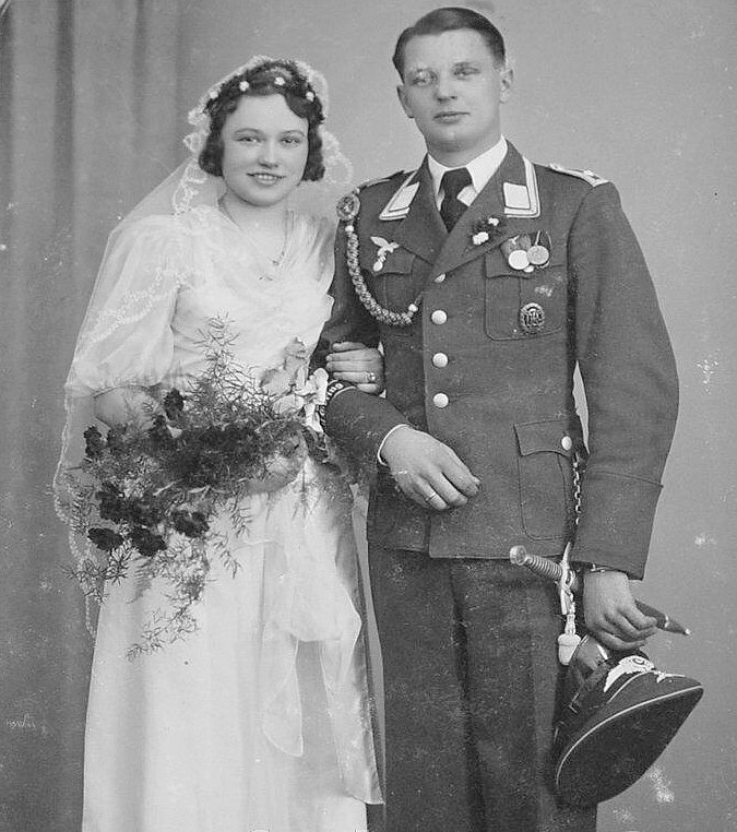  Braut mit einem Feldwebel der Wehrmacht.jpg. 
