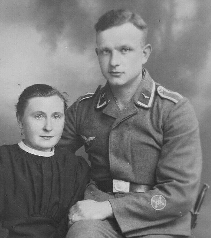  Foto eines Wehrmachtssoldaten mit einer Dame.jpg. 