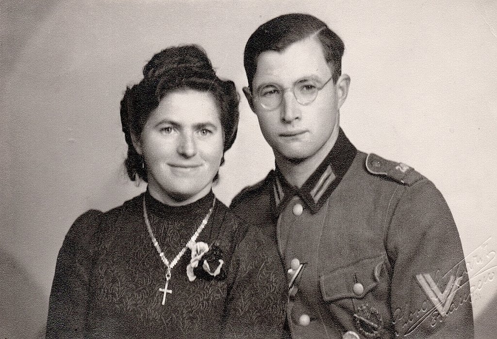  Infanterist der Wehrmacht mit Dame.jpg. 