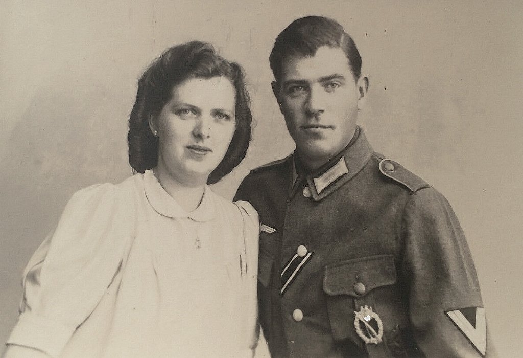  Obergefreiter der Wehrmacht mit Dame.jpg. 