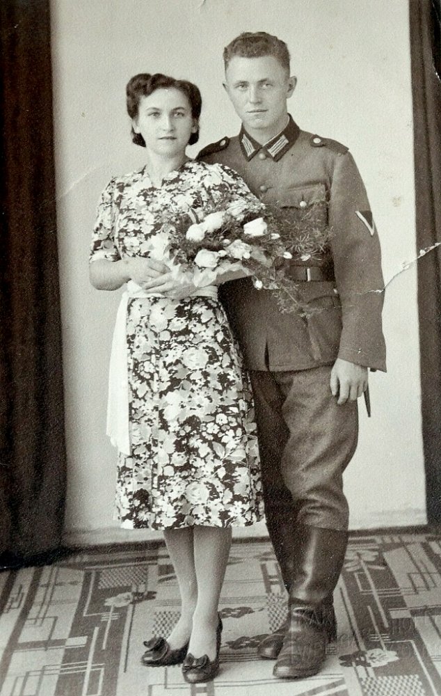  Foto von einem Soldaten wehrmacht ( Hochzeitsbild ) im Zweiten Weltkrieg.jpg. 