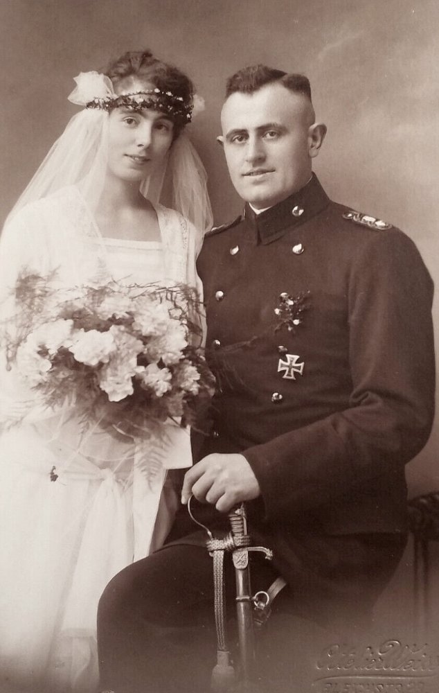  Braut mit einem Soldaten.jpg. 