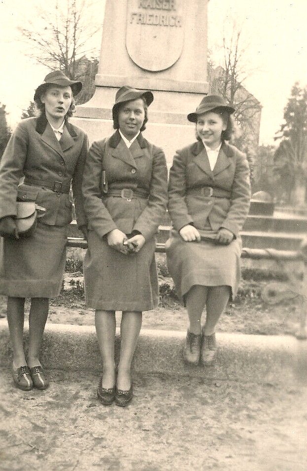  Foto - 3 hubsche Damen in Uniform - 1941..jpg. 