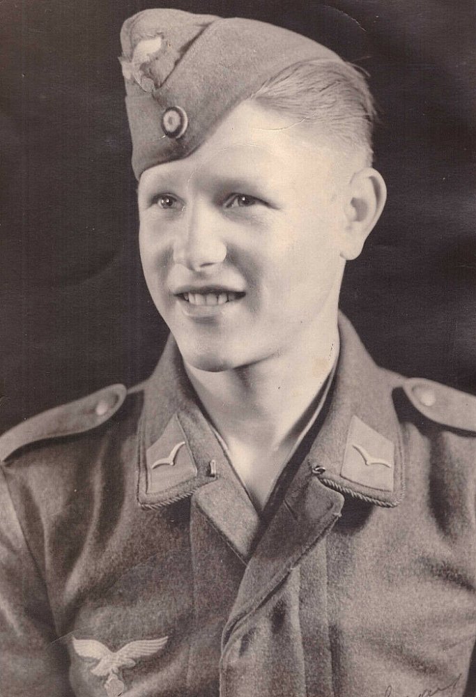  Studioaufnahme eines Portrats eines Luftwaffensoldaten der Wehrmacht.jpg. 