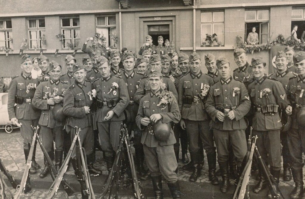  Gruppenfoto eines Wehrmachtssoldaten.jpg. 