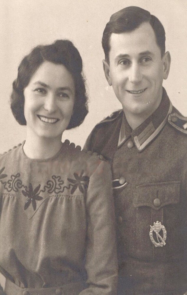  Foto Portrat eines Feldwebels der Wehrmacht mit einer Dame.jpg. 