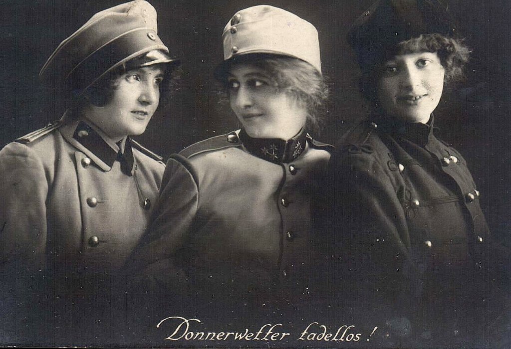 Drei Madchen in Uniform 1915.jpg. 