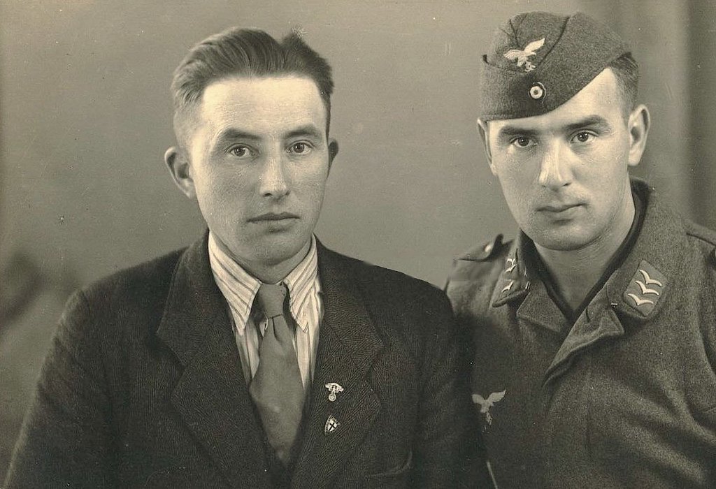  Fotoportrat eines Soldaten der Wehrmacht Luftwaffe mit einem Mann.jpg. 