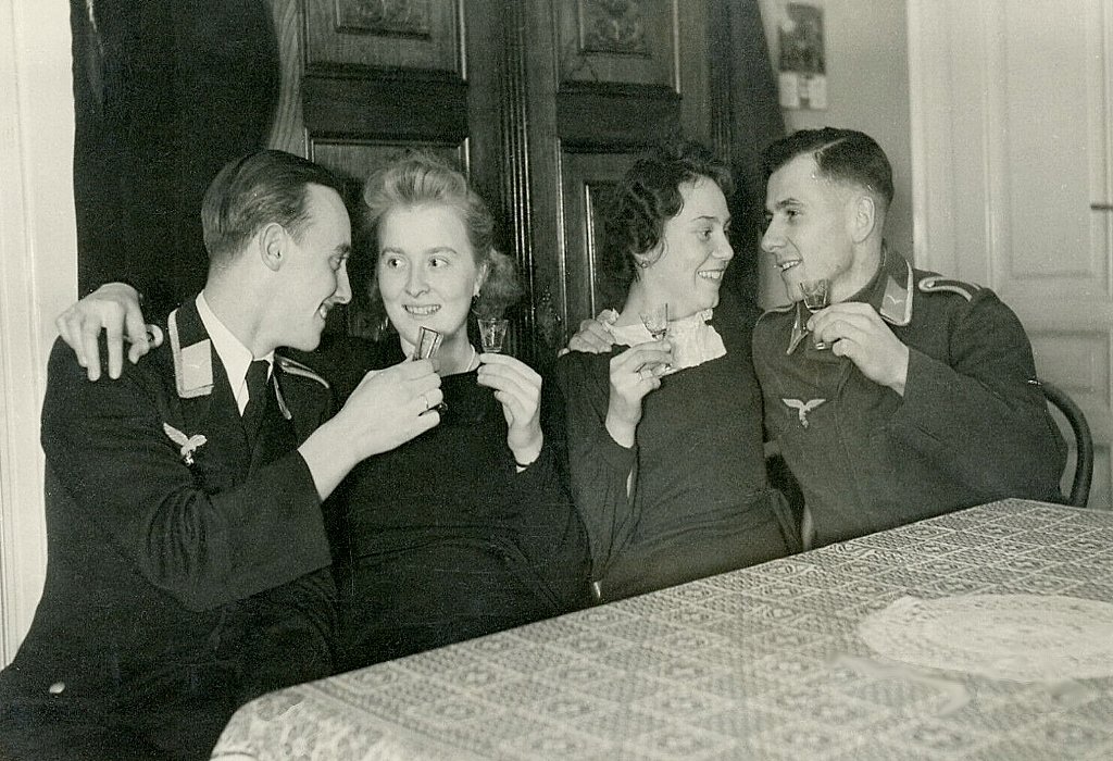  Foto Junge Wehrmachtssoldaten mit Frauen.jpg. 