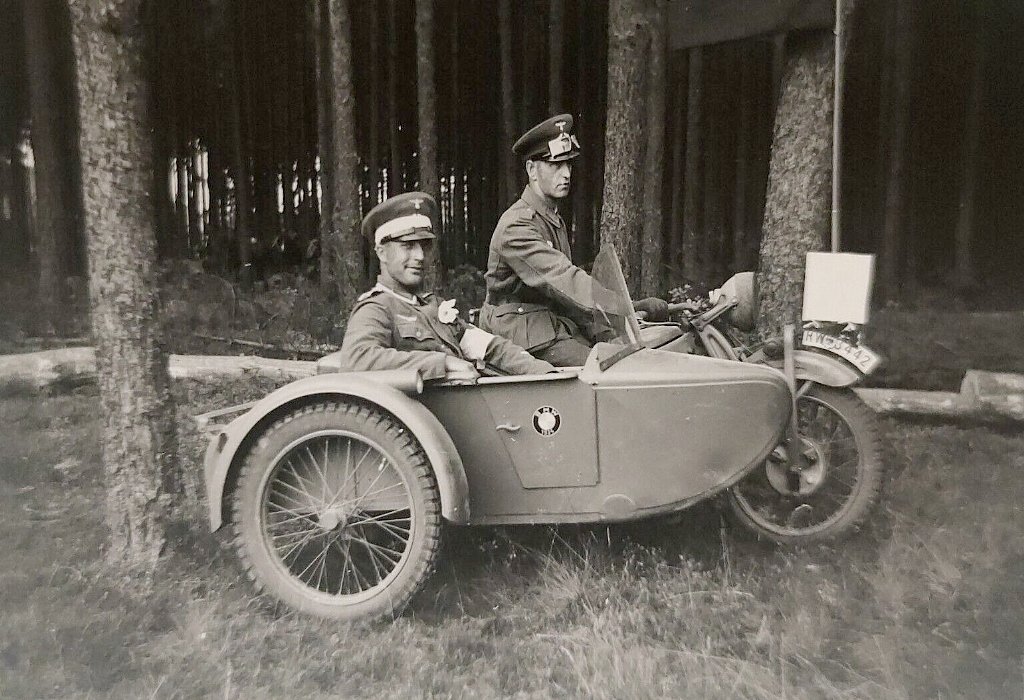  Foto zwei Wehrmachtssoldaten auf einem BMW Motorrad.jpg. 