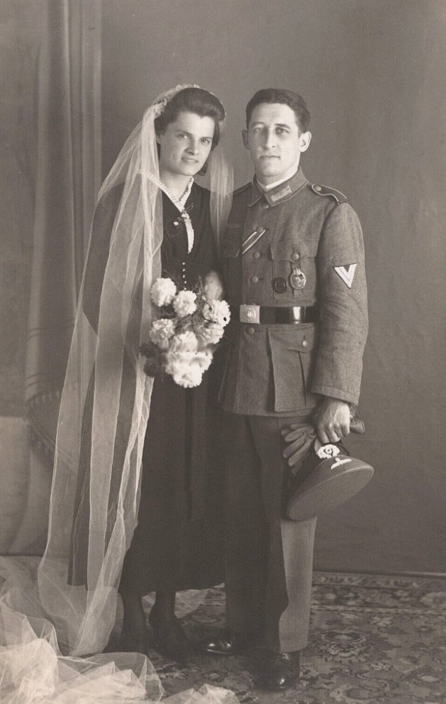  Fotoportrat der Braut mit einem Wehrmacht-Tanker.jpg. 