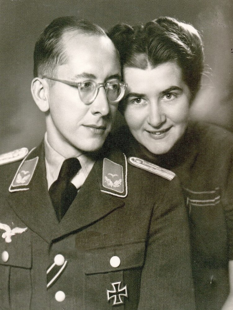  Portrat eines Luftwaffenoffiziers mit einer Dame.jpg. 