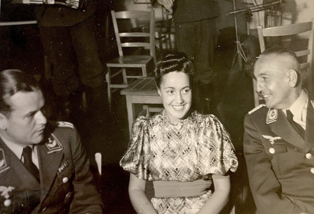  schone dame frau offiziere lachen originalfoto 1942.jpg. 