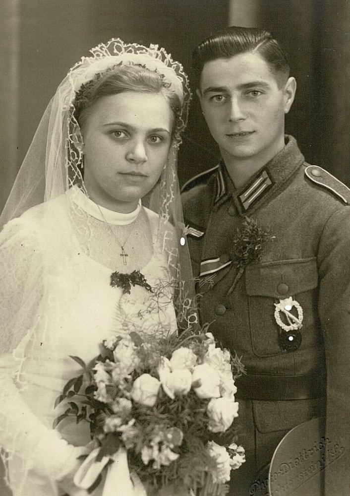  Foto der Braut mit einem Wehrmachtssoldaten.jpg. 