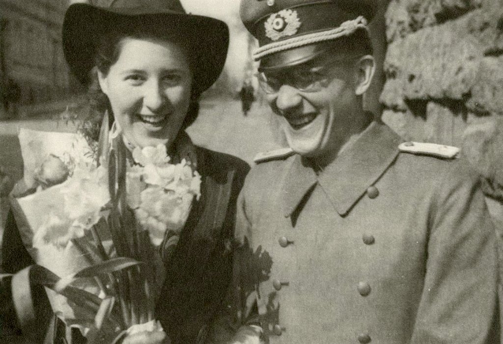  Foto einer Dame mit einem Wehrmachtsoffizier.jpg. 