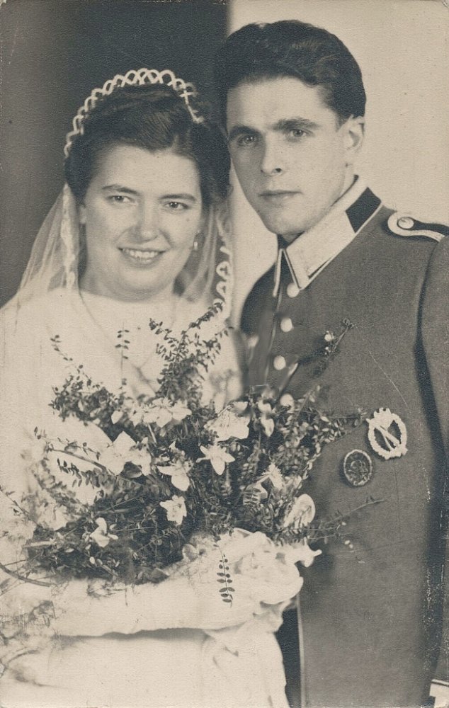  Feldwebel der Wehrmacht mit seiner Verlobten.jpg. 