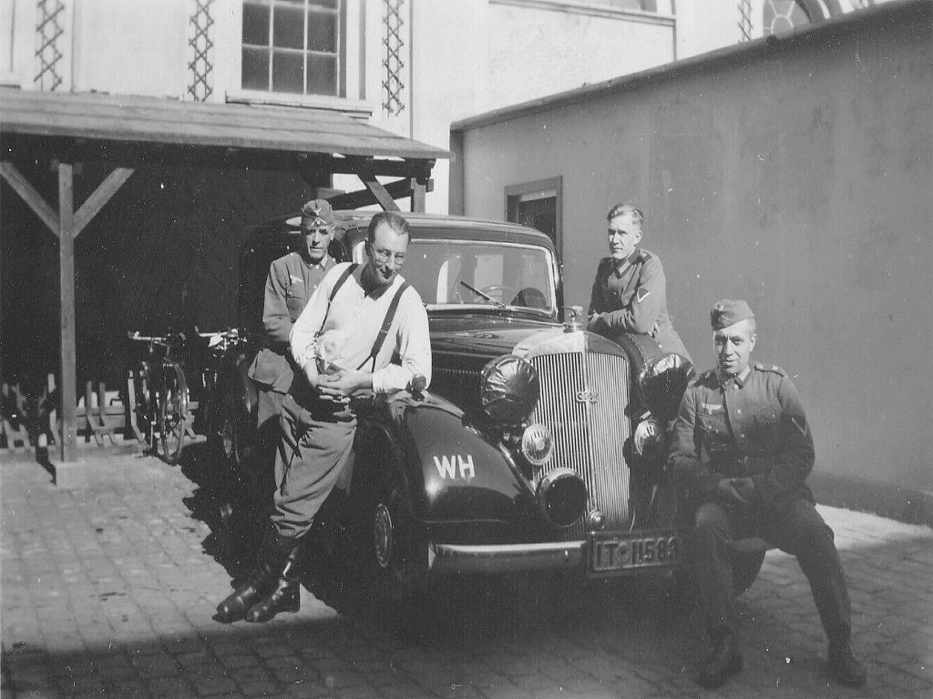  ein Offizier und Soldaten der Wehrmacht neben dem Dienstwagen Horch.jpg. 