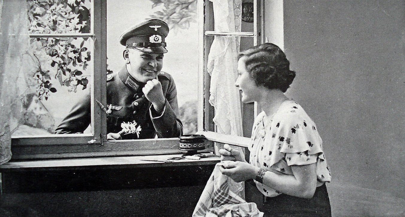  Soldat mit Frau 1939.jpg. 