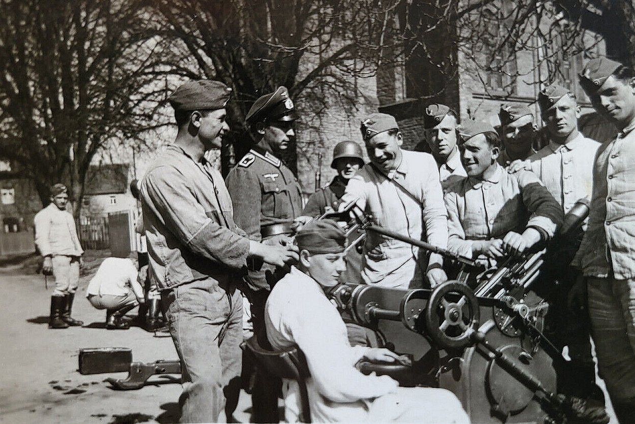  soldaten Gruppenbild Flak Feldwebel.jpg. 