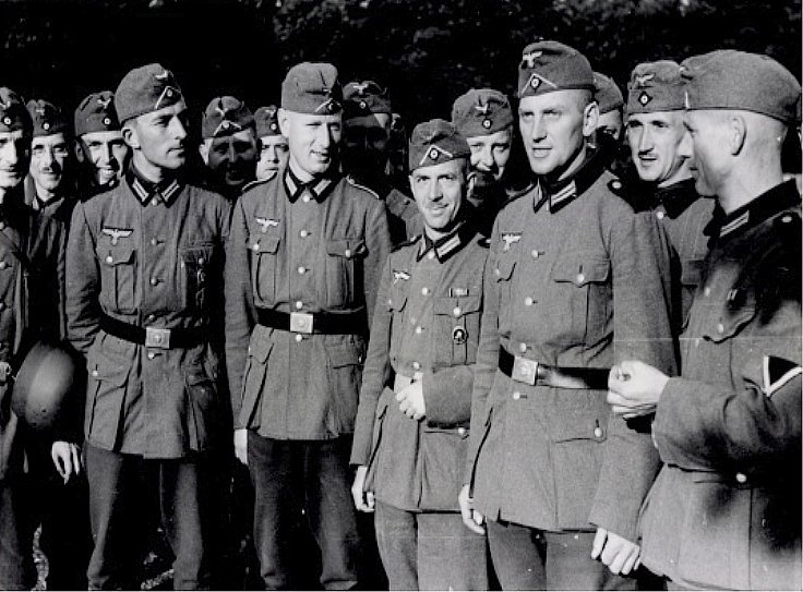  Foto Deutsche Wehrmacht, Soldaten in Uniformen.jpg. 