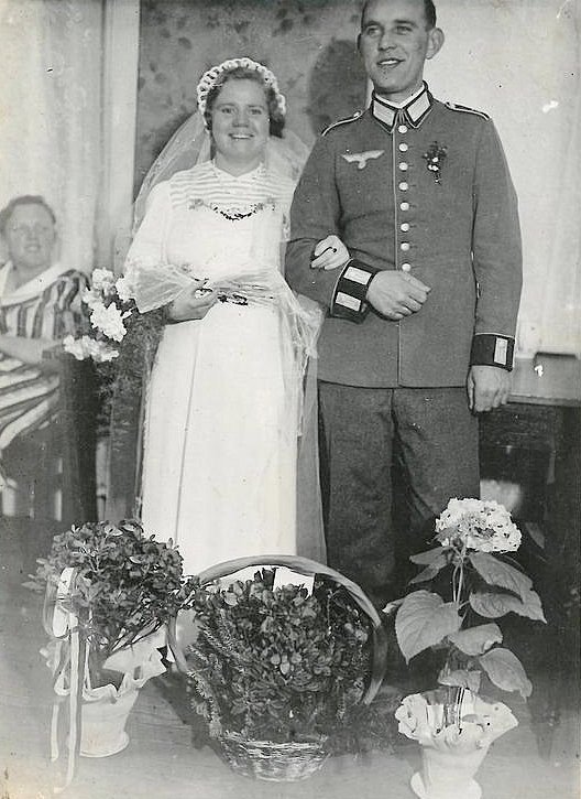  Foto Wehrmachtssoldat  Hochzeit.jpg. 