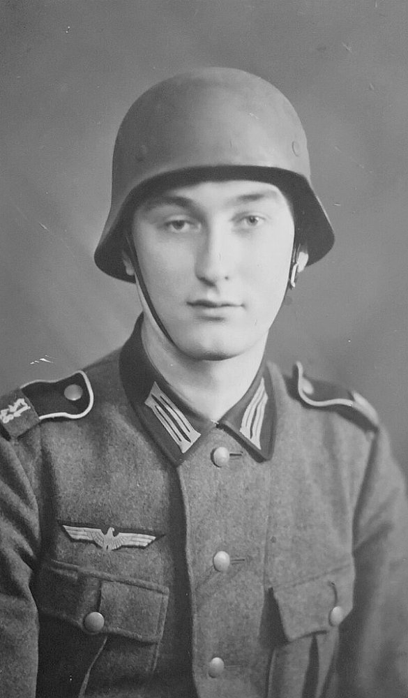  foto soldat mit Stahlhelm  Infanterieregiment 48.jpg. 