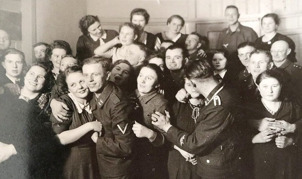  Gruppenfoto Soldaten Luftwaffe mit vielen hubschen Frauen.jpg. 