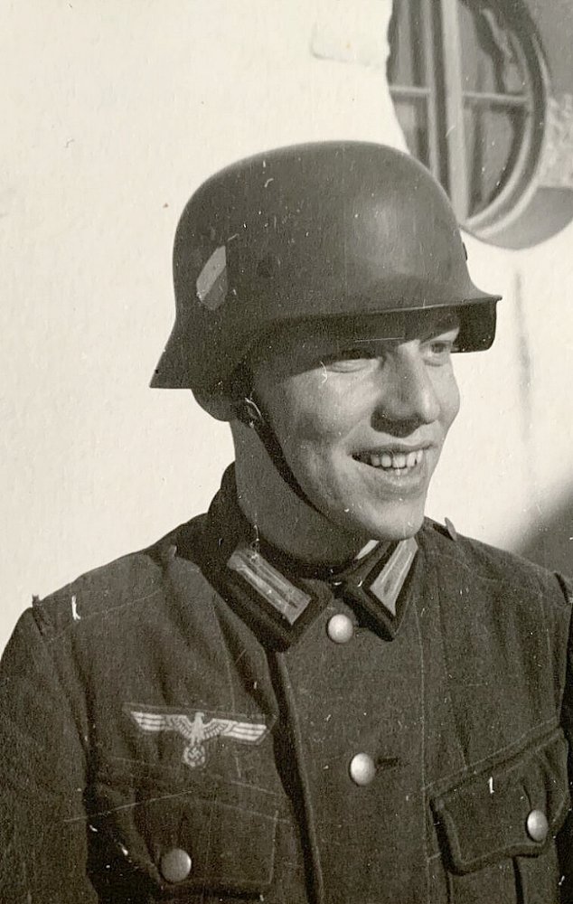  Wehrmachtssoldat mit Stahlhelm lachelnd.jpg. 