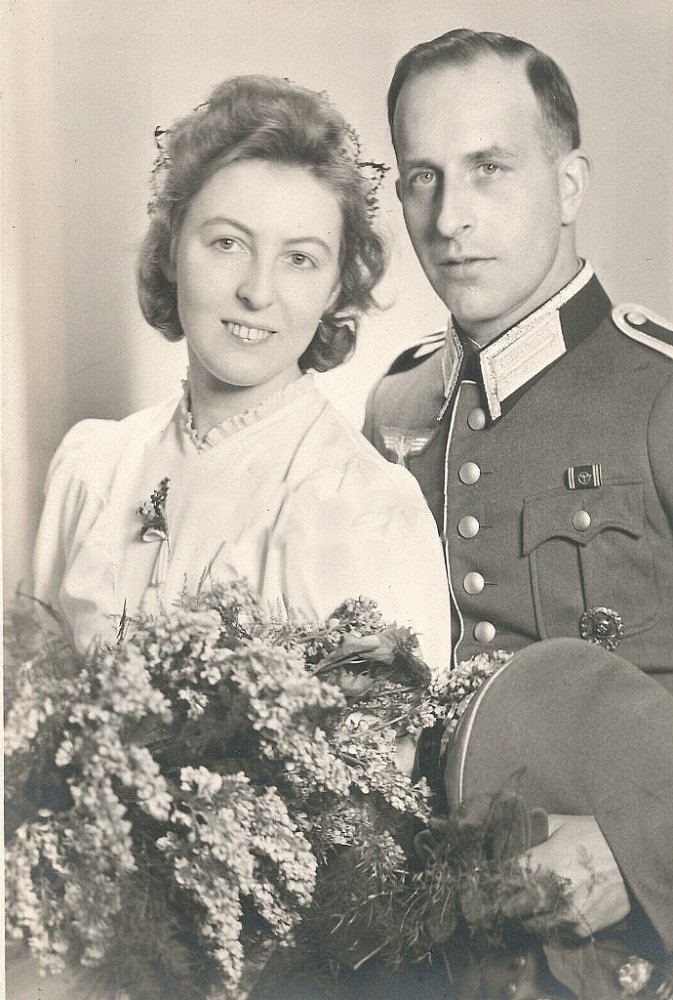  Braut mit einem Feldwebel der Wehrmacht.jpg. 