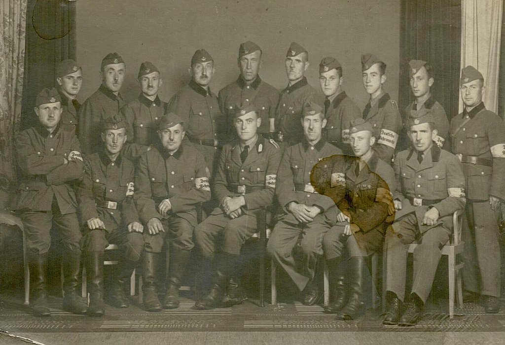  altes  Gruppenfoto Soldaten Wehrmacht .jpg. 