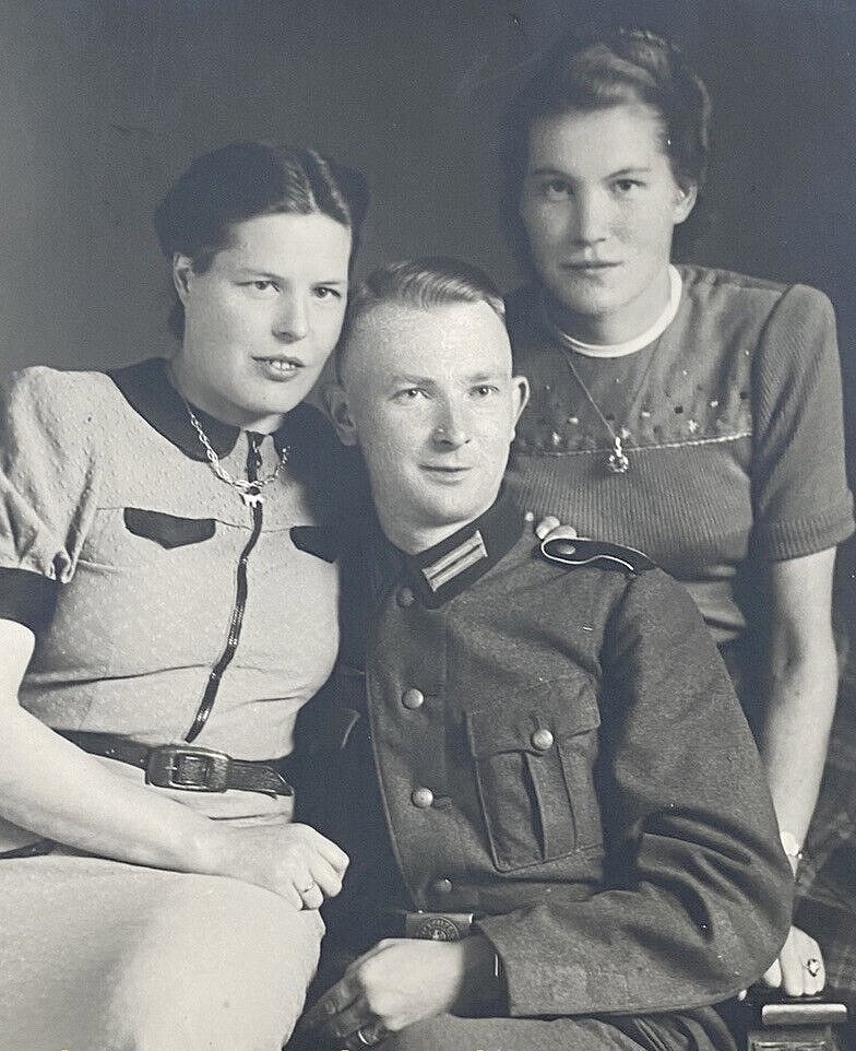  Portrat eines Wehrmachtssoldaten mit 2 Frauen.jpg. 