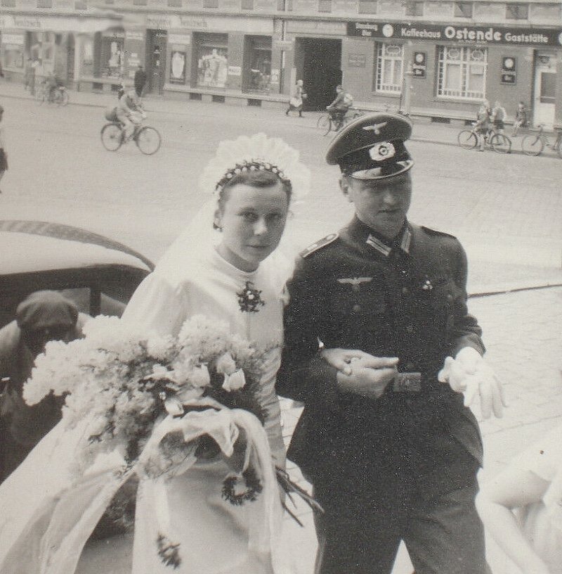  Braut mit einem Wehrmachtssoldaten.jpg. 
