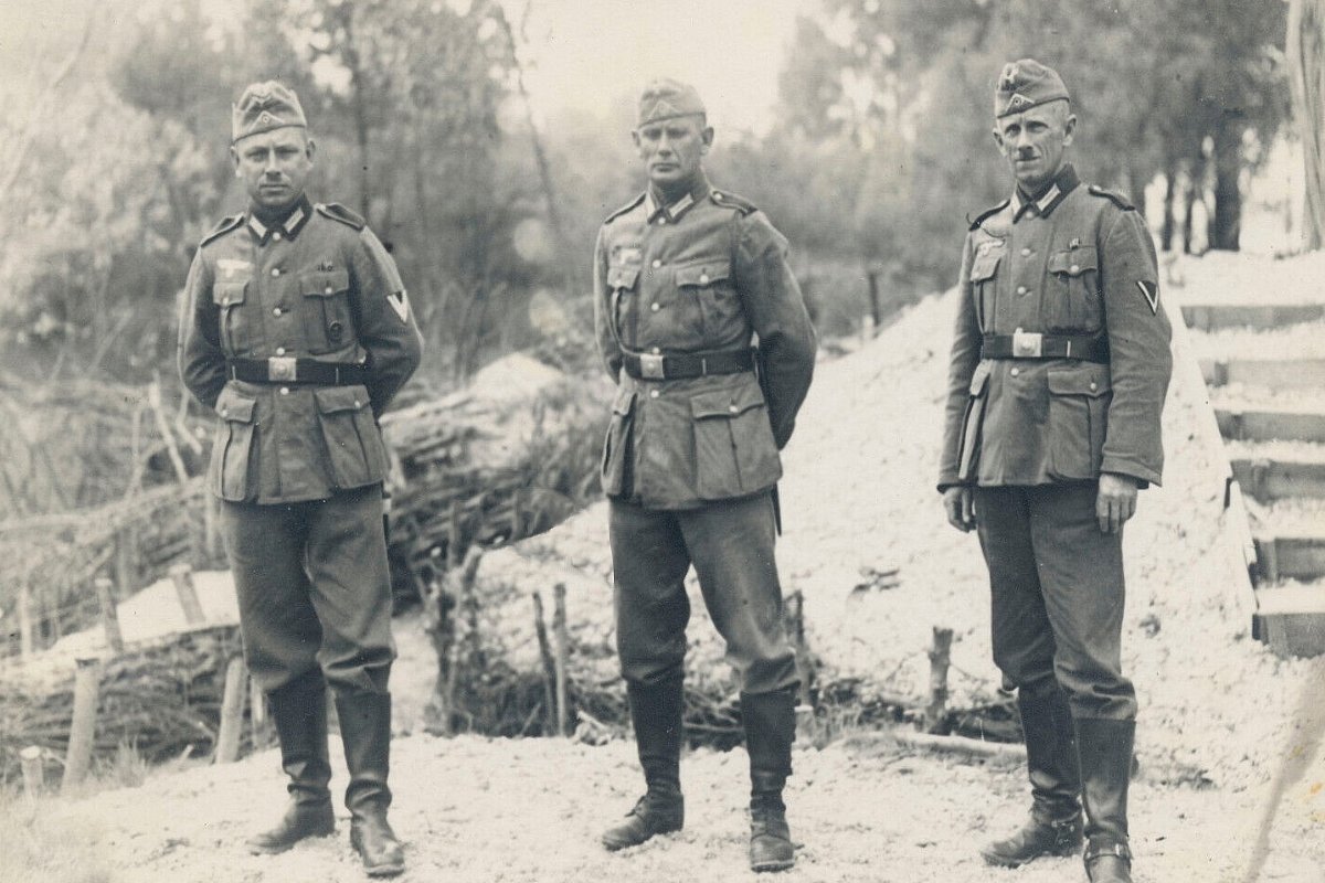  Foto von drei Wehrmachtssoldaten.jpg. 