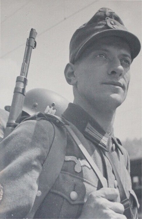  Wehrmacht, Soldaten marschieren.jpg. 