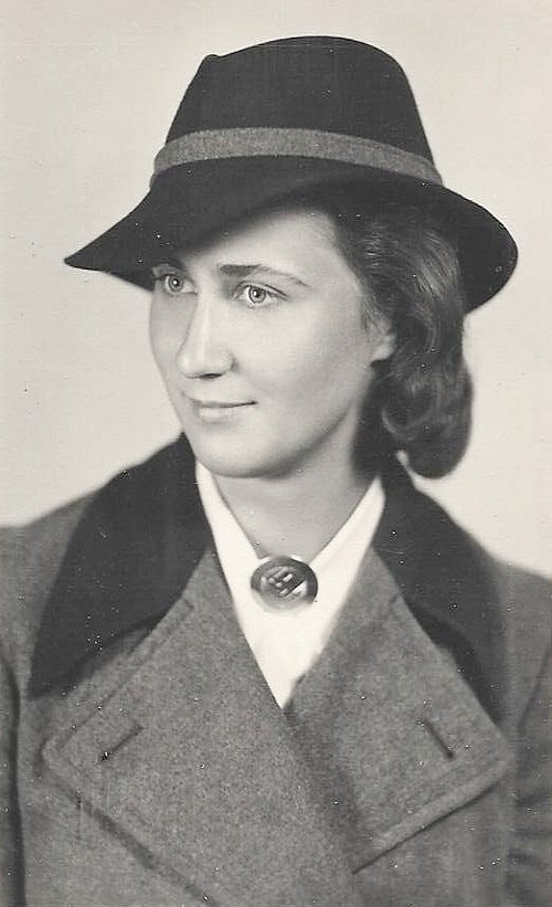  Mädel in Uniform.jpg. 