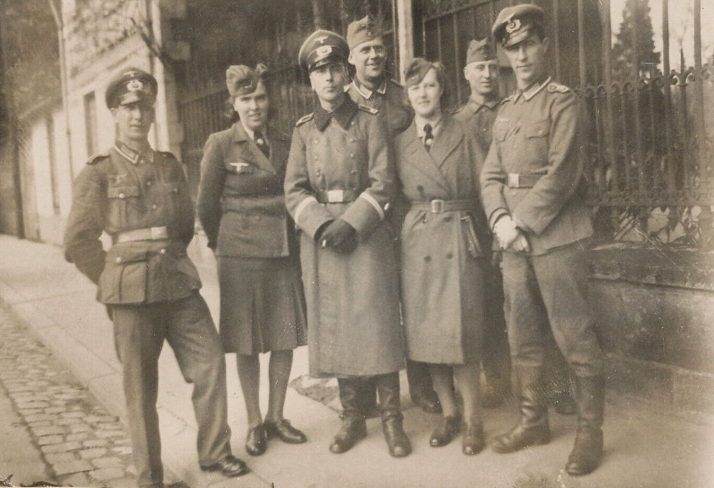  Soldaten und Damen in der Uniform der Wehrmacht Lettland 1941.jpg. 