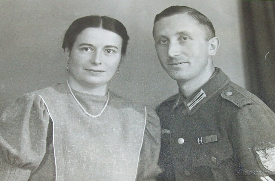  Wehrmachtssoldat mit seiner Frau.jpg. 