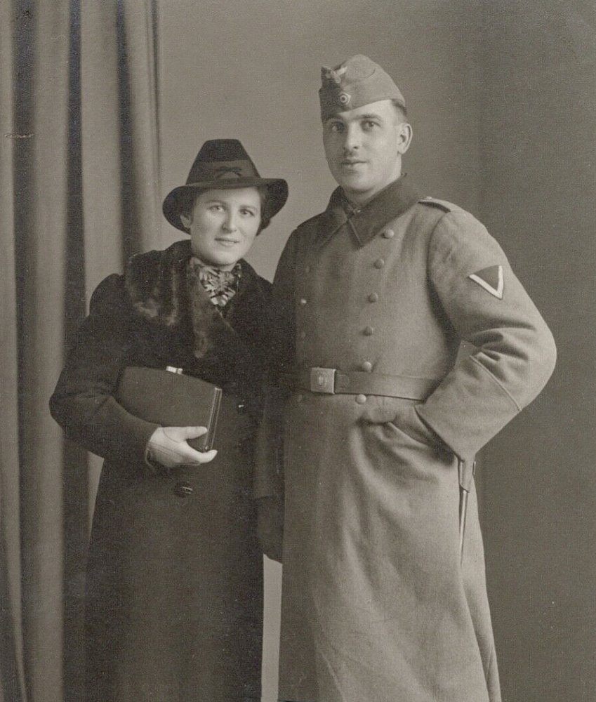  Foto Soldat der Wehrmacht mit seiner Frau.jpg. 