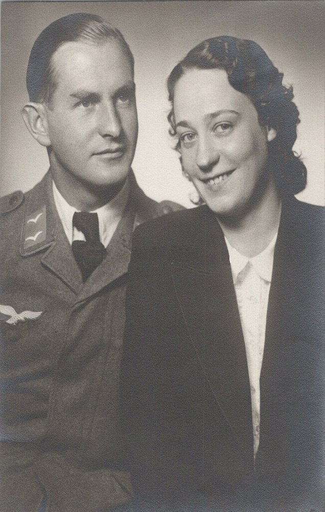  Luftwaffensoldat mit seiner Frau.jpg. 