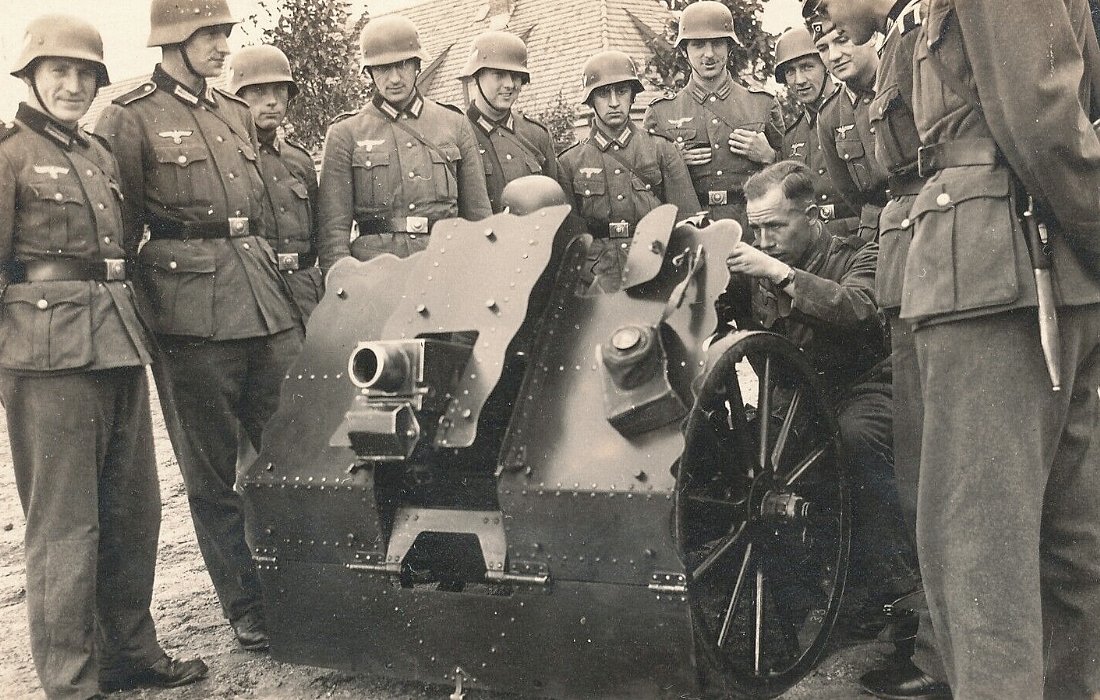  Wehrmachtssoldaten mit einer 7,5 cm leichtes Infanteriegeschütz 18.jpg. 